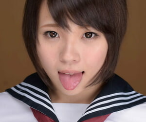 Mignon japonais schoolgirl..