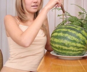 厚脸皮 青少年 与 watermelon..